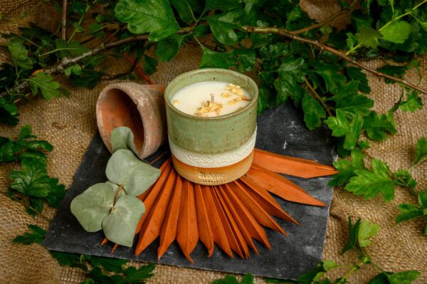 Himalayan Cedar and Jasmine Scented Single Wick Candle. - Image 2